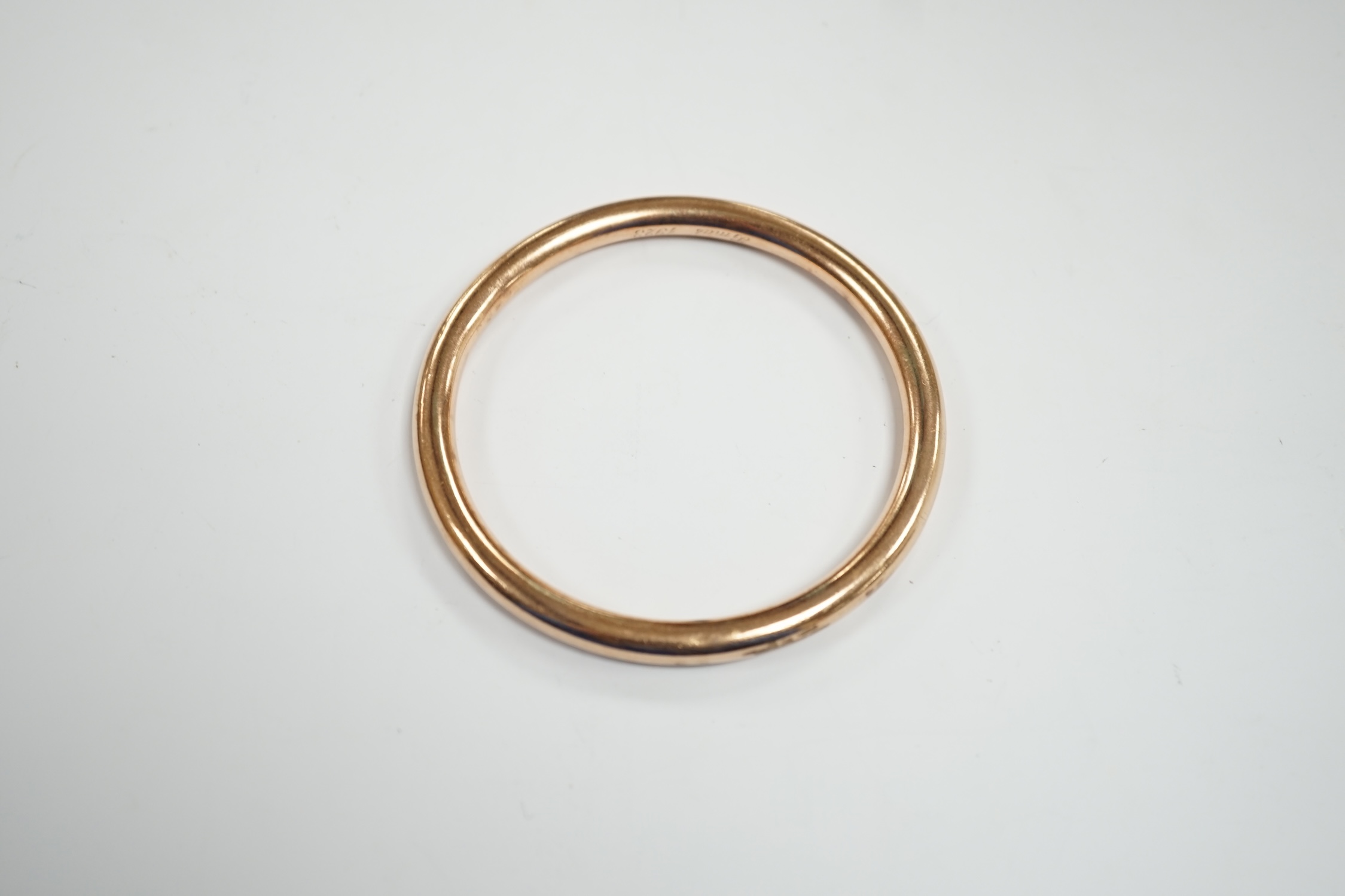 A George V 9ct gold hollow bangle, interior diameter 67mm, 13.8 grams.